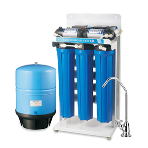 عکس دستگاه تصفیه آب نیمه‌صنعتی SoftWater 200 GPD چین با مخزن آبی و شیر استیل
